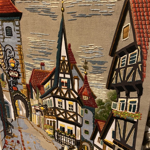 Vtg Handmade Handarbeiten Crewel Embroidered Plonlein Rothenburg Wall Hanging - Picture 7 of 9